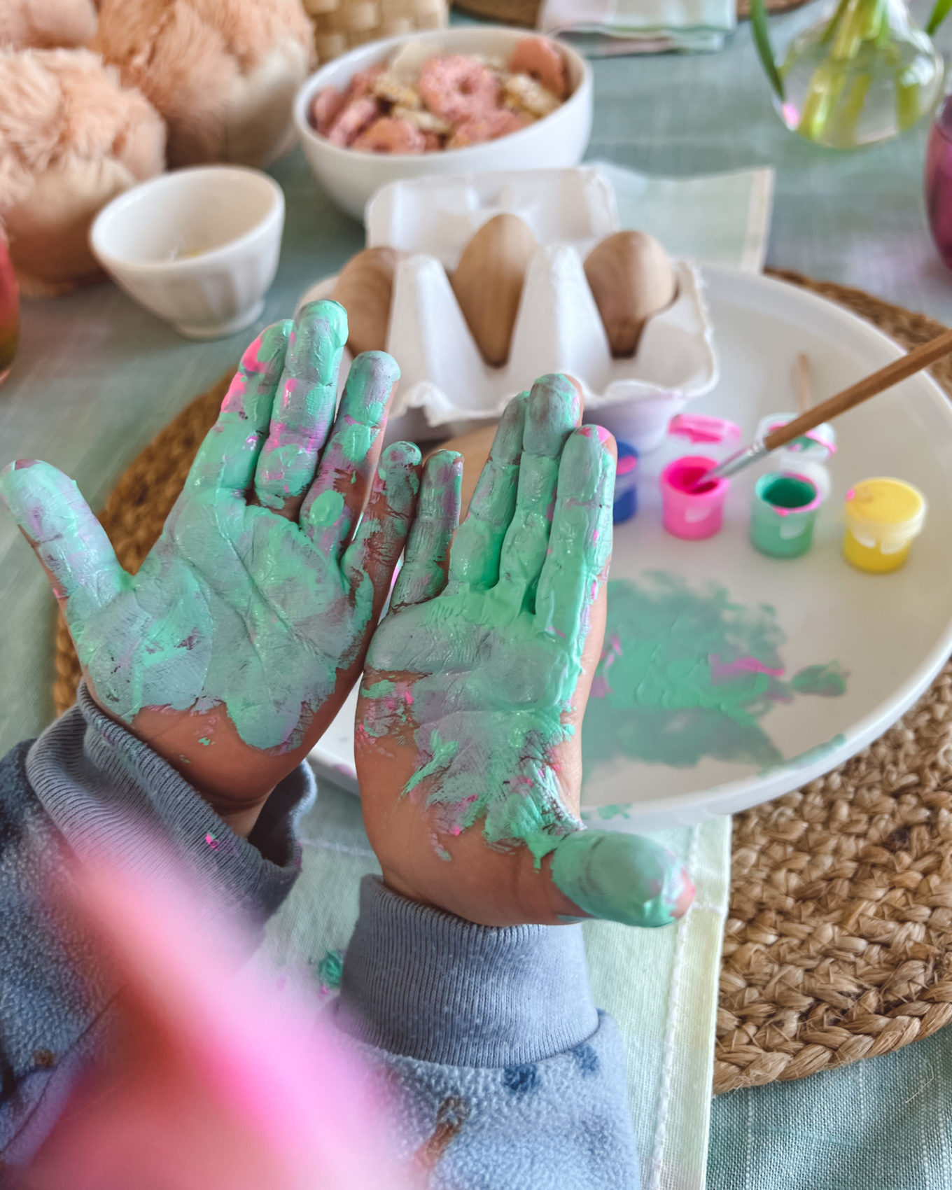 kids finger painting