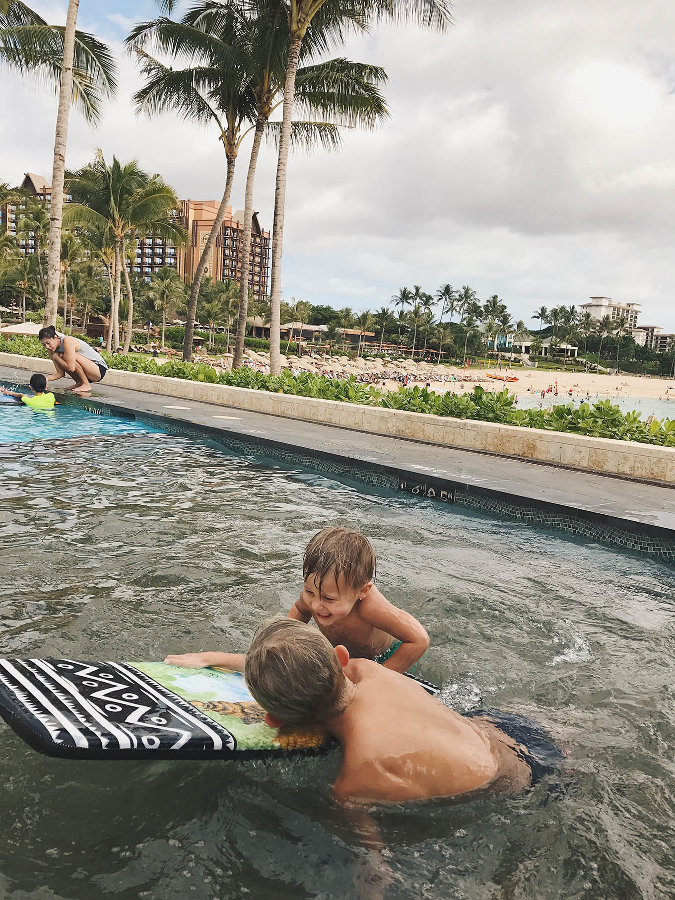 kids play pool in hawaii
