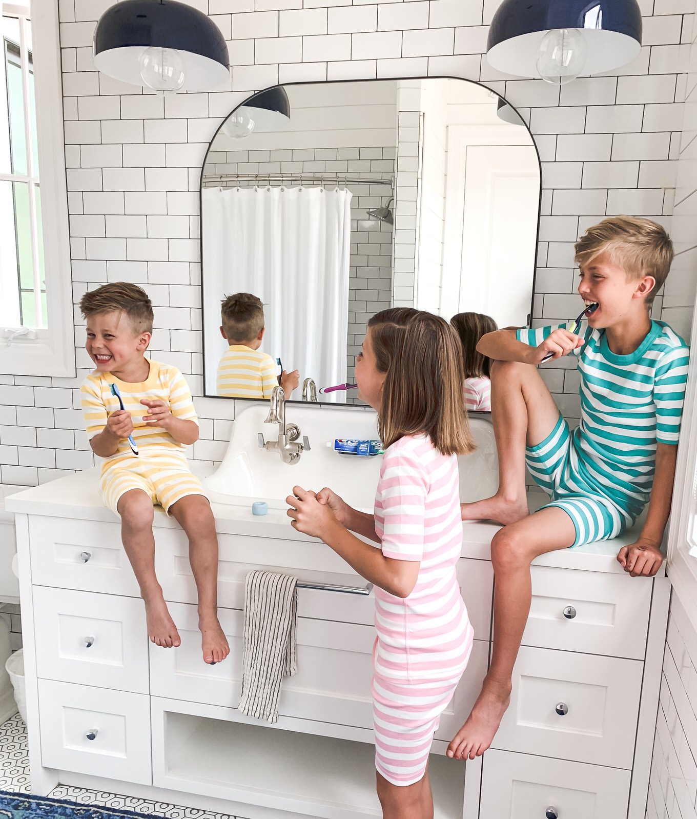 kids brushing teeth