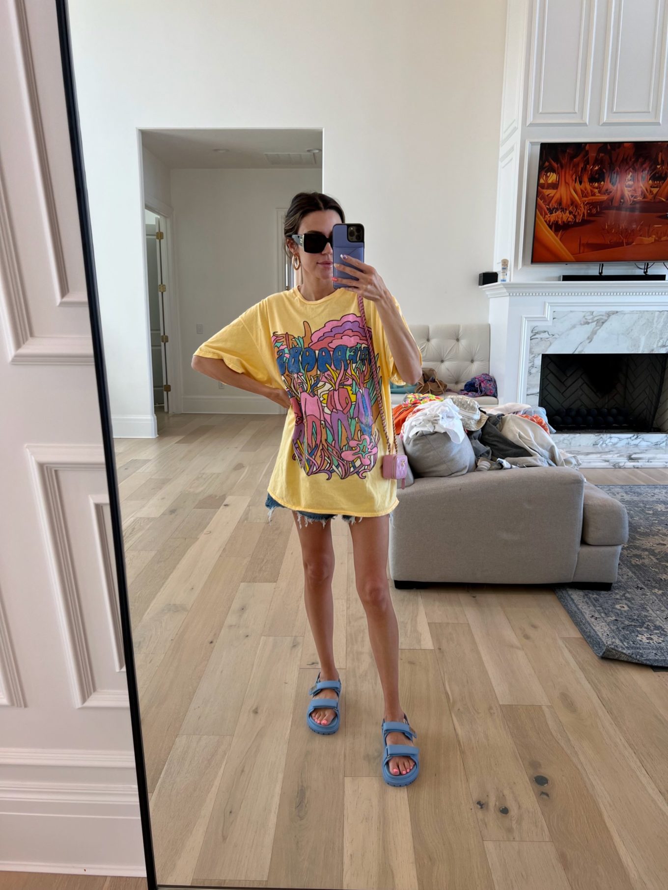 camiseta con gráfico de gran tamaño, atuendo de día de playa, vacaciones en la playa, pantalones cortos de mezclilla, sandalias de plataforma Dior, atuendo de verano